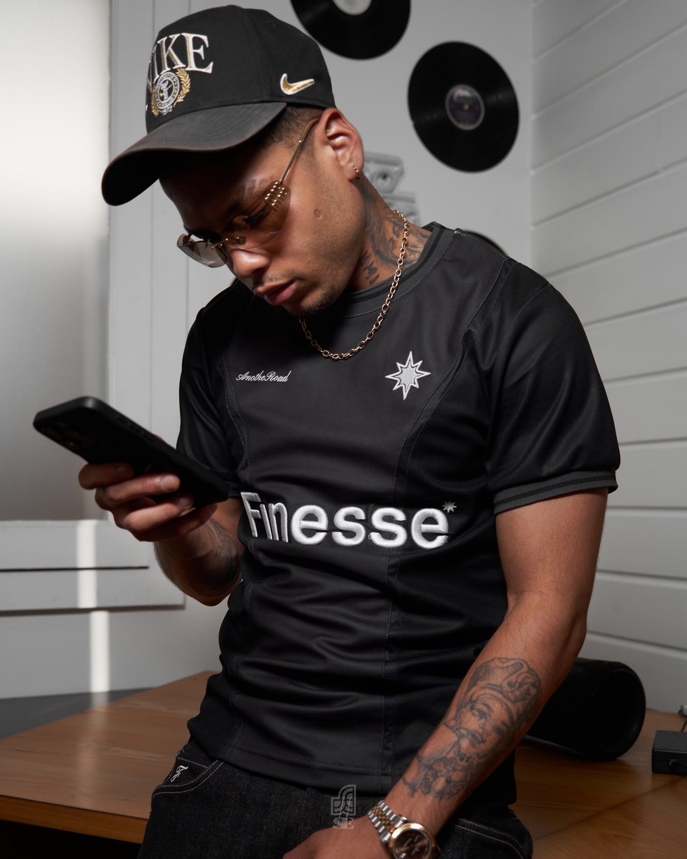 Kiing Sossa en maillot Finesse, casquette Nike
