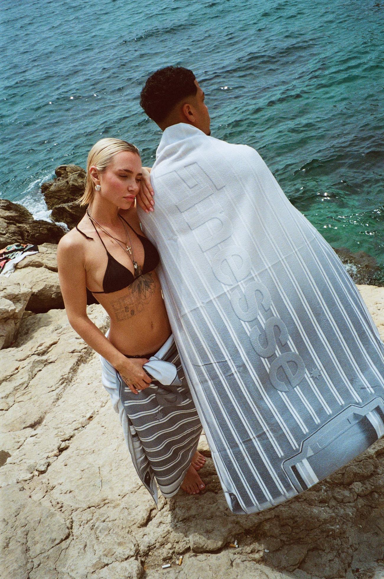 Campagne beachwear Finesse, deux mannequins sur les rochers